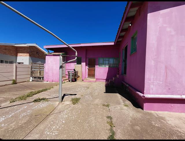 240M² BUILDING FOR SALE IN JEFFREYS BAY CENTRAL
